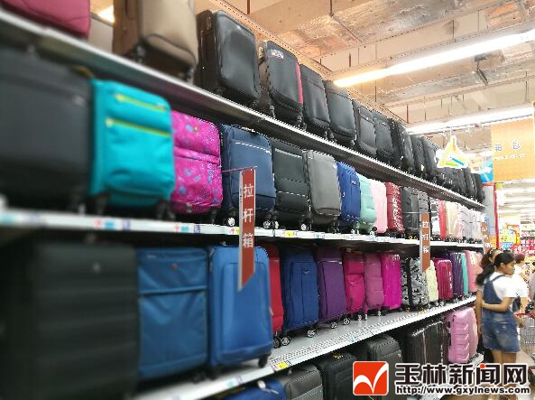 正确打开不用密码的行李箱方式,带锁没有密码的行李箱怎么开的