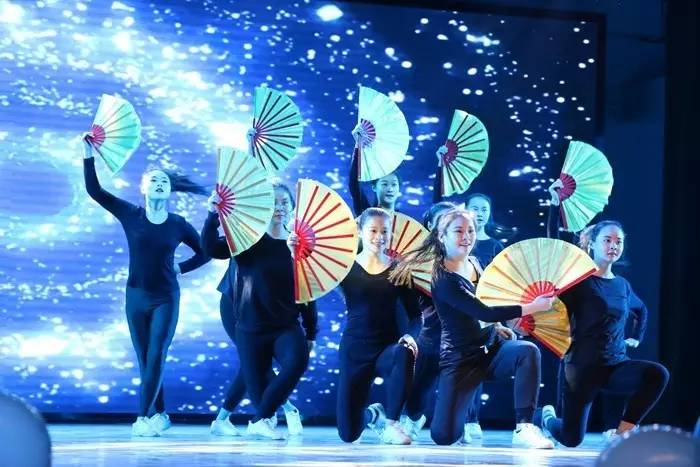 别young,别young跨界潮流艺术展