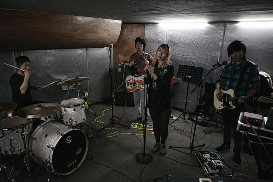 在同一栋建筑的地上和地下，我们拍摄了两个不同的世界