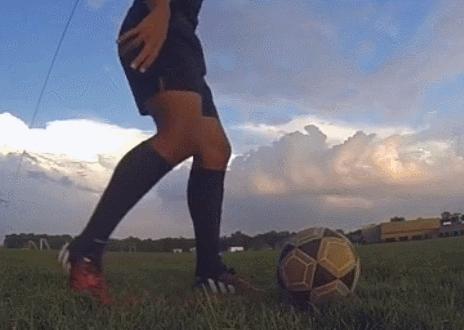 高空球拿球摆脱技巧,背身停高空球的技巧