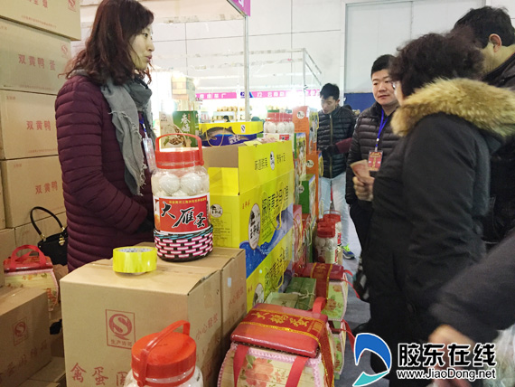 新奇！年货会现场包象拔蚌水饺吸引市民尝鲜