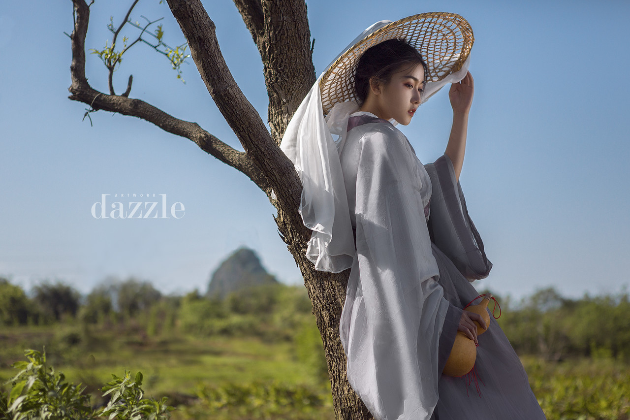 小说：他拿出银针给她针灸，她的腿放在他身上，她十分羞涩