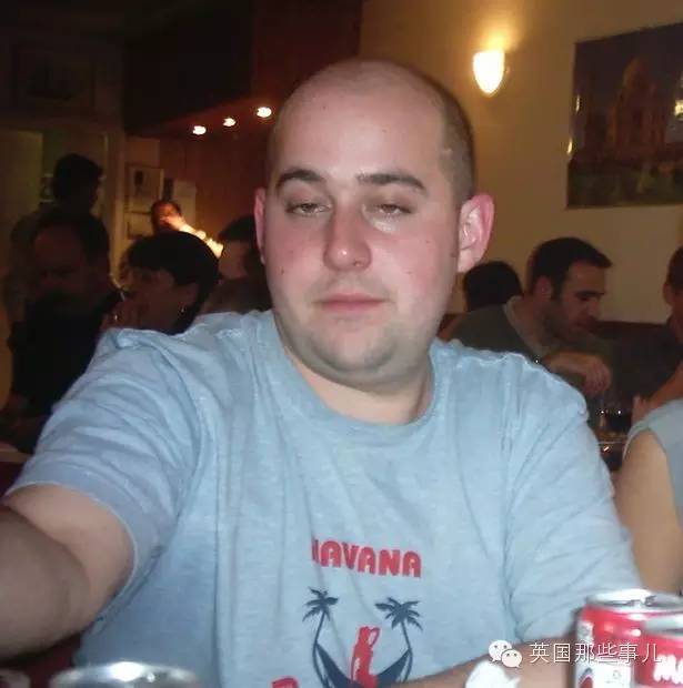 只有胖子才能踢的英国胖超足球联赛....这画风有点甜....