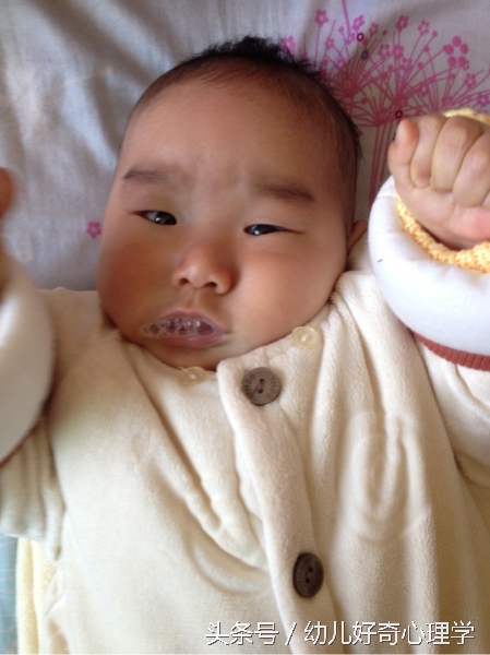 宝宝喜欢吐泡泡吐奶,宝宝吐奶还一直伸舌头吐唾沫