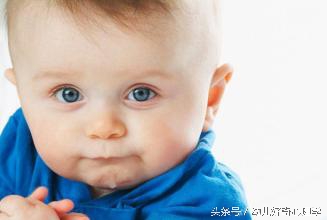 宝宝喜欢吐泡泡吐奶,宝宝吐奶还一直伸舌头吐唾沫