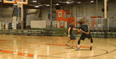 正面防守突破怎么摆脱,篮球防守技巧教学