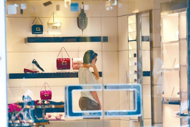 甜心妈陈茵媺三年抱三，幸福星妈好大牺牲，豪华臀现形