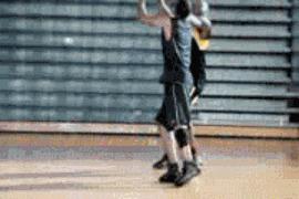 为什么抬起中枢脚投篮不是违例,在激烈的攻防对抗中如何正确投篮