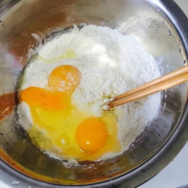 现在网上很火的蛋烘糕怎么做,自制蛋烘糕的超简单做法