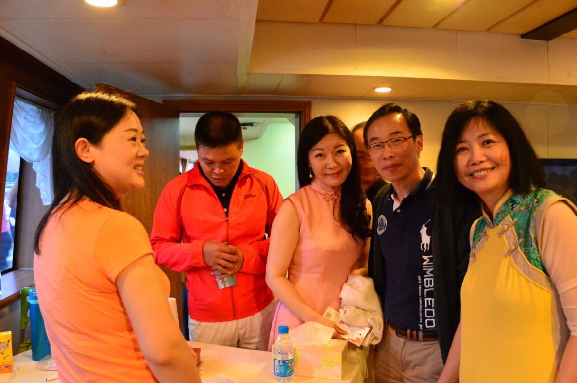 烟雨中秋夜，欢乐船上游