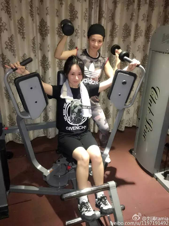 极度恐怖，胆小者慎入！唐嫣教你如何将头放入两腿之间！