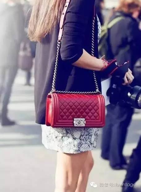 吃着月饼迎国庆,吃着月饼敬着礼