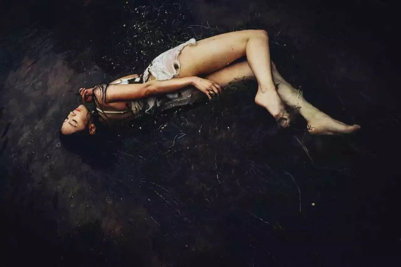 神思远丨少女有一些神性，不近人世肢体完美