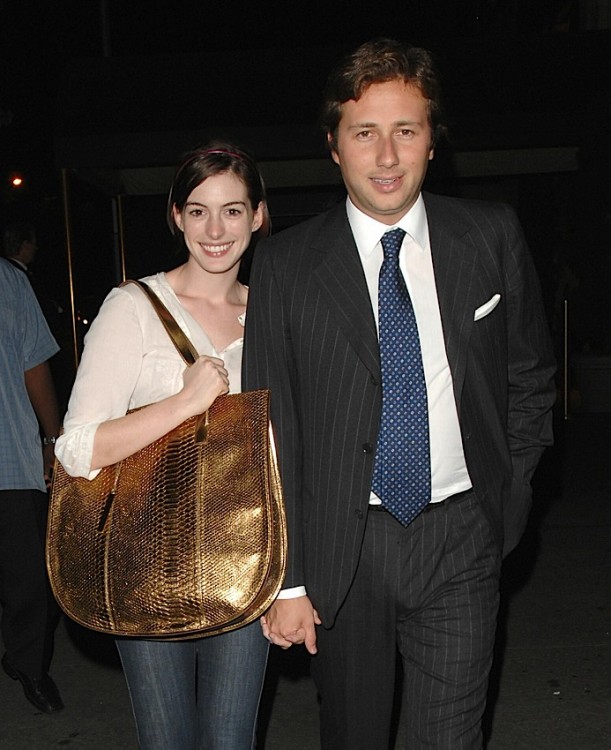 安妮海瑟薇短发生活装,安妮海瑟薇身穿孕妇装