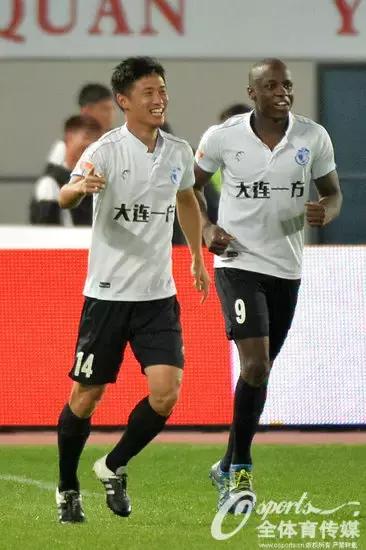 扳回一城穆谢奎,穆谢奎凌空斩爆杆破门