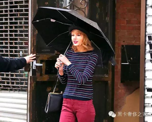 女生手中包包值多少钱看看反应就知道了