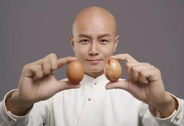 蛋碎之后出版了《淡淡》，乐嘉蜕变成一位“最勇敢爸爸”