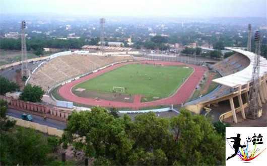 非洲足球场一览，看后很纳闷儿，人家怎么能出球星呢