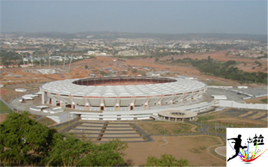 非洲足球场一览,看后很纳闷儿,人家怎么能出球星呢