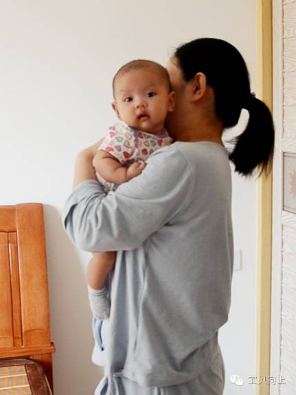宝宝脖子练抬头正确姿势,宝宝练抬头会伤到颈椎吗