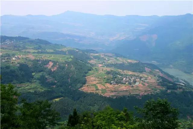 成都附近的旅游景点推荐四姑娘山,距成都五个多小时的地方