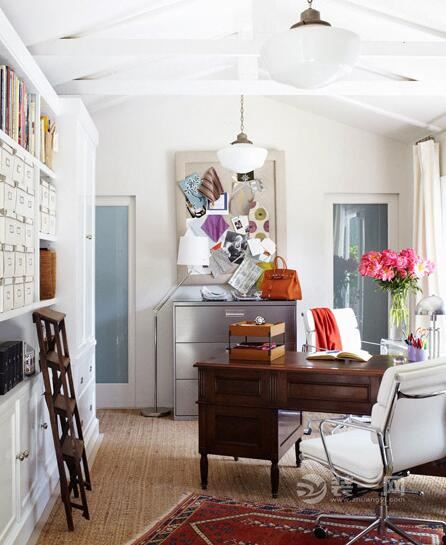 小型私人办公室布置设计,8个家庭办公室设计技巧