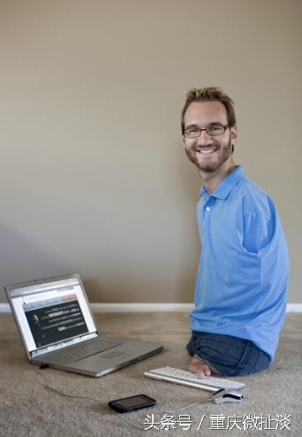 他没手没脚，却可以玩骑马、打鼓、游泳、足球，有两个大学学位。