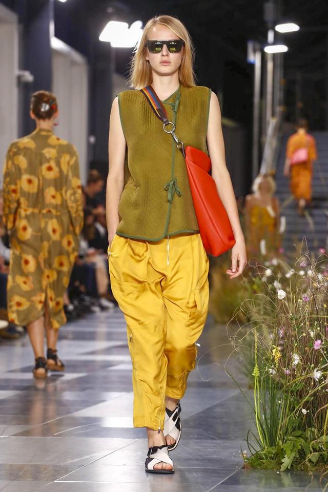 让PaulSmith七彩条纹包成为你肩头的整个春天