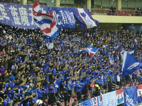 欧洲球迷看台震撼原声,死忠球迷看台有什么不一样