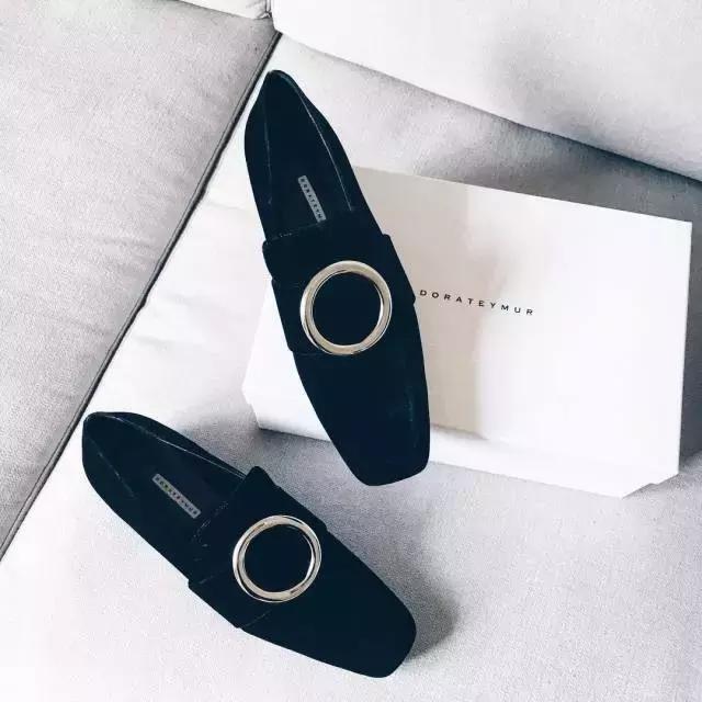 美得毫不费力的姑娘,都有一双乐福鞋