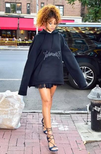 卫衣穿搭扎眼,卫衣穿在里面怎么搭配