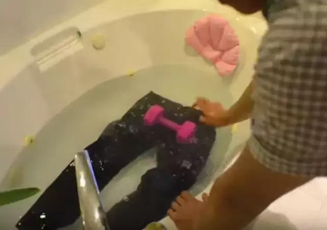 牛仔怎么洗防脱色,牛仔怎么洗可以减少损伤