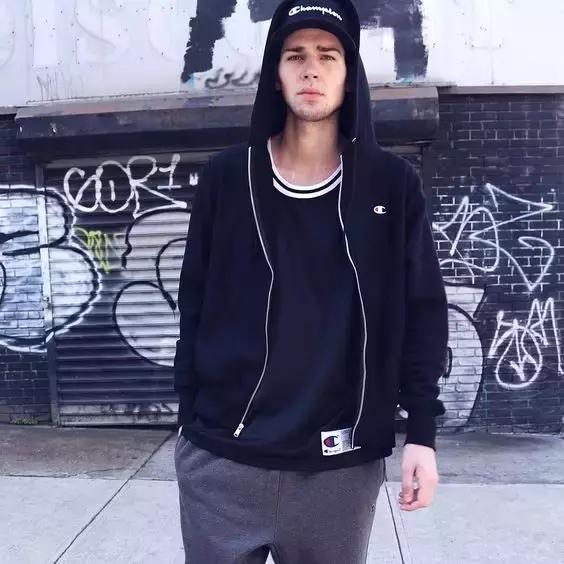 穿了一件特别新的卫衣,穿了一件很喜欢的卫衣