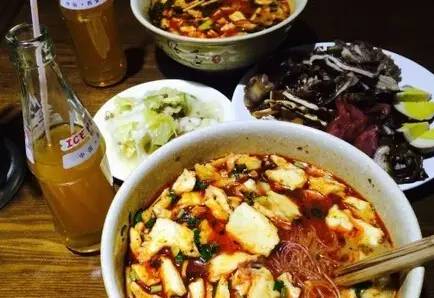 西安城墙从哪道门出去有美食街,西安城墙有个当地美食像肥肠一样