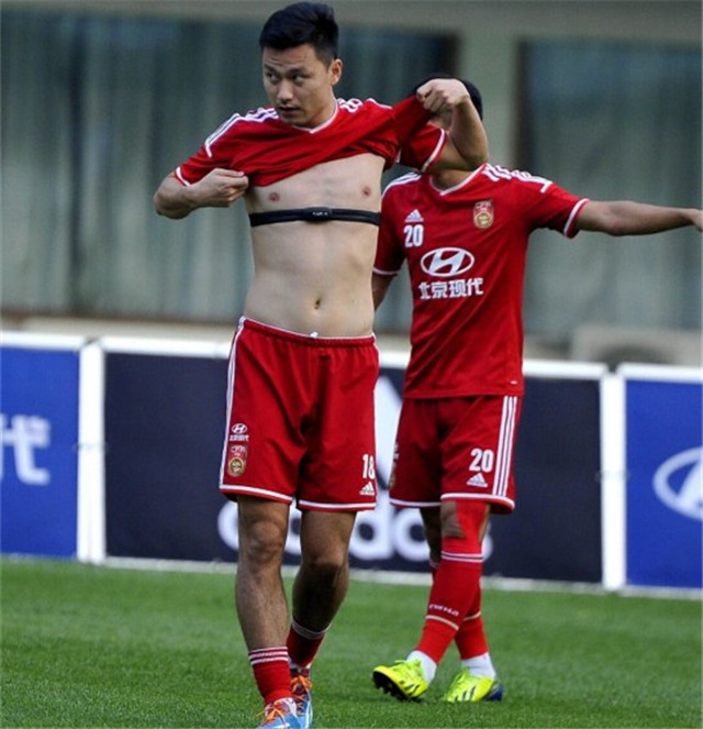 国足最新的球员身材图片,国足腹肌和其他运动员对比