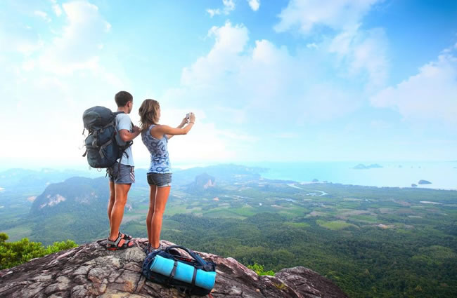 八成大中华歌手是他的粉丝，周华健还成为第一个买单者，他是谁？