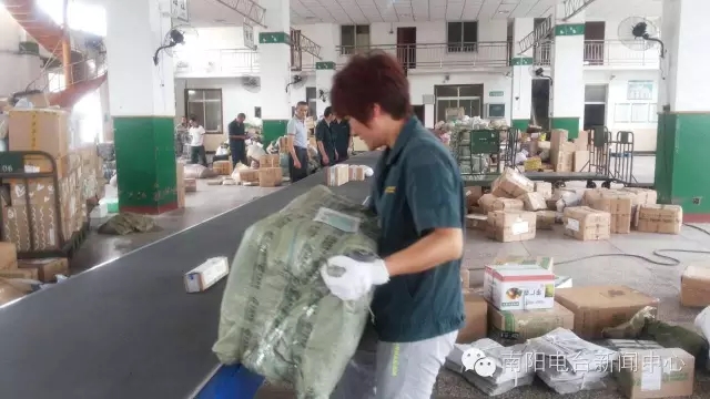 快递物流分拣员工作视频累不累,快递分拣流水线工作真实感受
