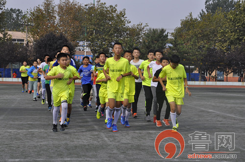 胶州45小将到鑫正足球俱乐部体验“球星课”