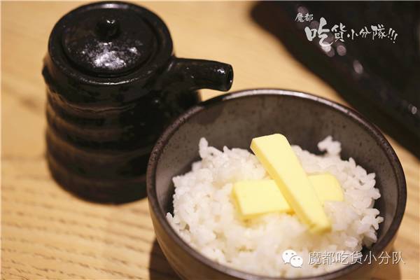 这家店进门要先鞠躬，招牌只在晚上有！