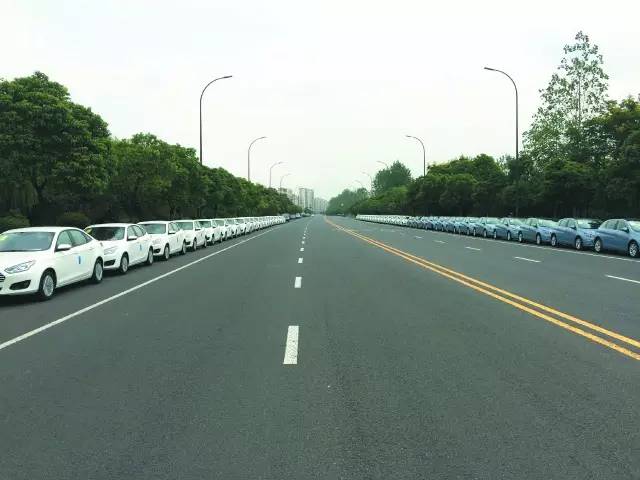 运河北路上160多辆新车无人“认领”，谁这么壕？