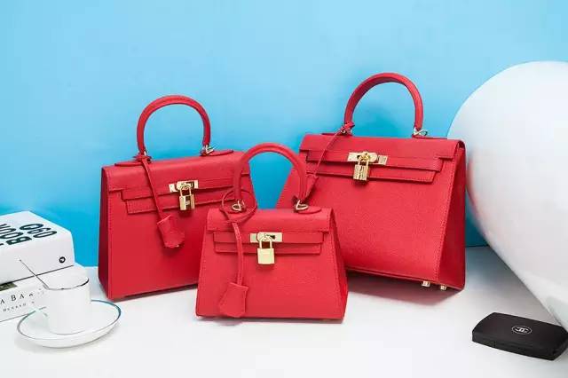 吃着月饼迎国庆,吃着月饼敬着礼