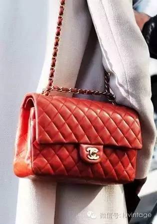 吃着月饼,吃着月饼赏着月亮会有好运吗