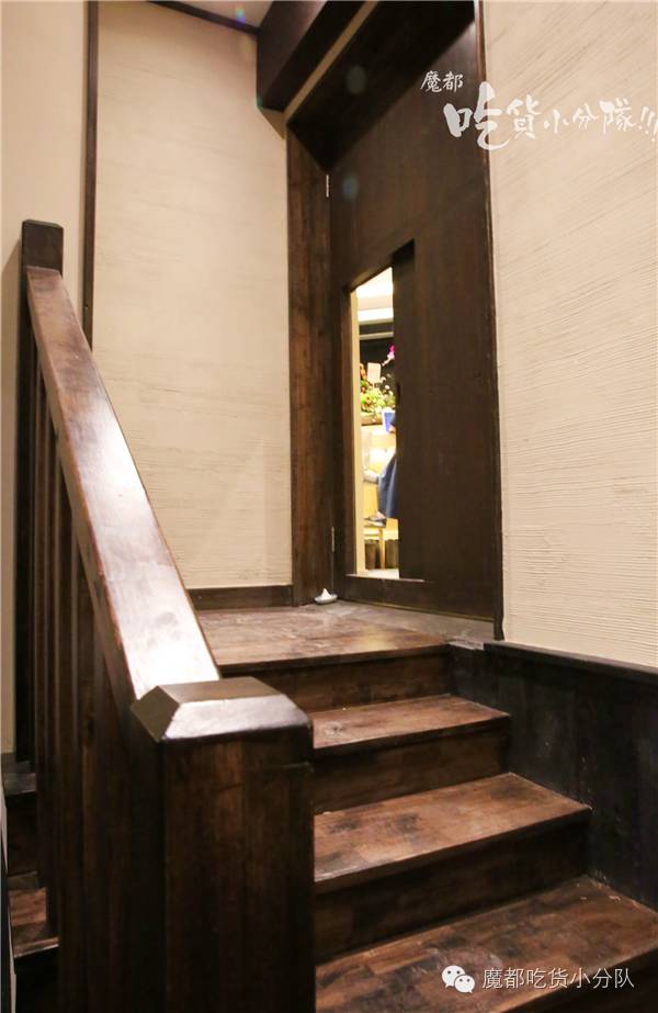 这家店进门要先鞠躬，招牌只在晚上有！