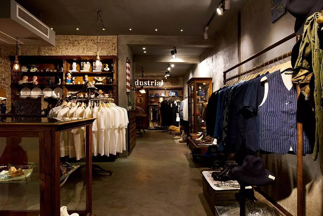 我们在上海拍下了15位潮流工作者，还给你介绍20间最新最好玩的潮店！