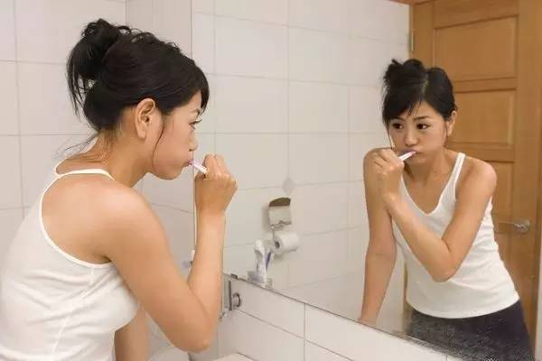 嘴唇发红过敏怎么办,嘴唇干燥起皮跟牙膏有关吗