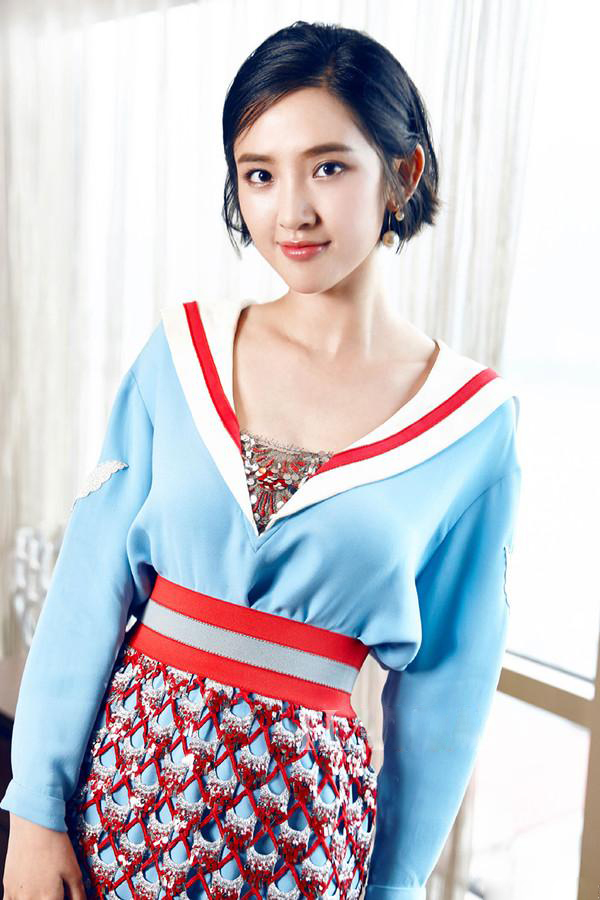 撞衫谁更尴尬,20岁关晓彤撞衫34岁唐嫣谁更美呢