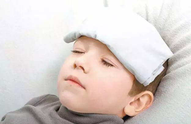 宝宝发烧的简单有效的处理方法,宝宝发烧的处理视频