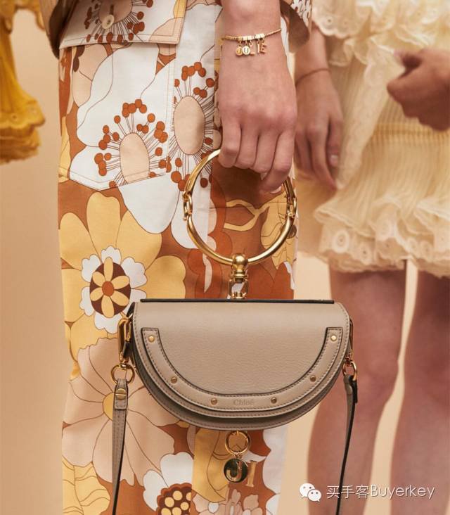 手拿包女推荐真皮徽章款,新款女士手拿包百搭大容量