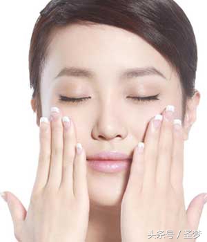 补水喷雾的正确打开方式,补水喷雾哪一步用才正确