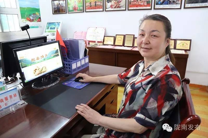 脱贫路上巾帼致富先锋,脱贫攻坚巾帼英雄